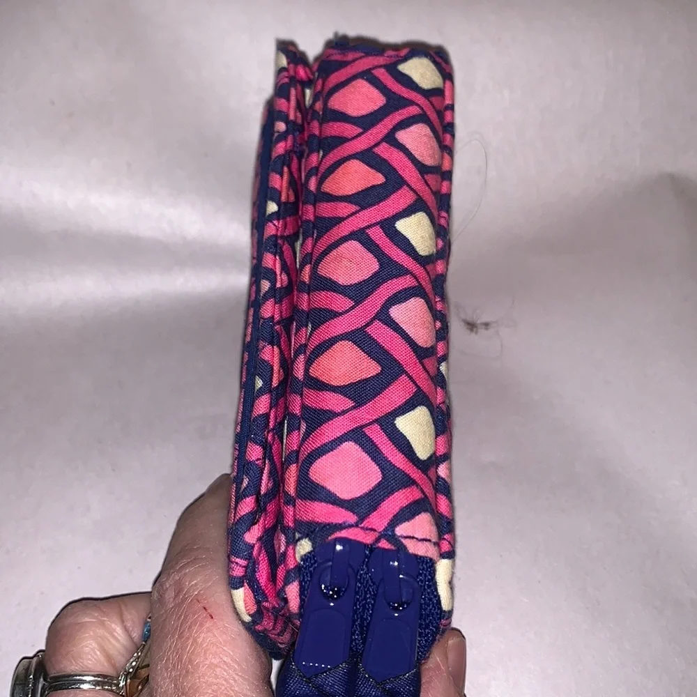 Vera Bradley Wallet/Crossbody ⚠️ Missing Strap - Picture 2 of 3